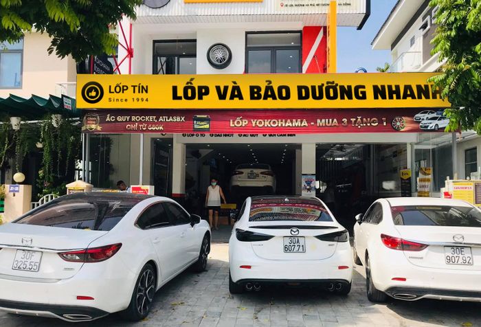 Hình ảnh showroom hiện đại tại Lốp Tín