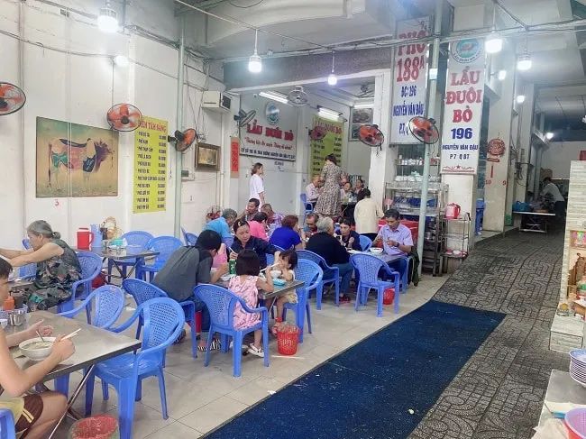 Tại Quán Lẩu Đuôi Bò, bạn sẽ được thưởng thức những nồi lẩu đầy ắp đuôi bò tươi ngon, kết hợp cùng các loại gia vị độc đáo, tạo nên hương vị hấp dẫn khó quên.