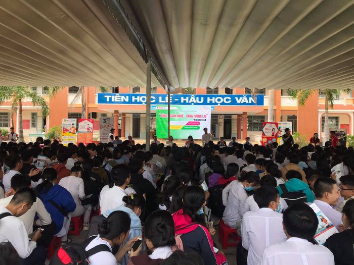 Khuôn viên xanh của THPT Nguyễn Đình Chiểu