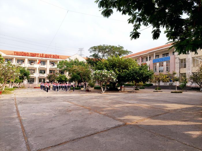 Hình ảnh đầu tiên giới thiệu toàn cảnh ngôi trường THPT Lê Quý Đôn
