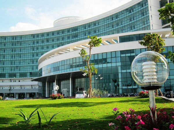 Hình ảnh đội ngũ y bác sĩ chuyên môn cao tại Bệnh viện Ung bướu Đà Nẵng
