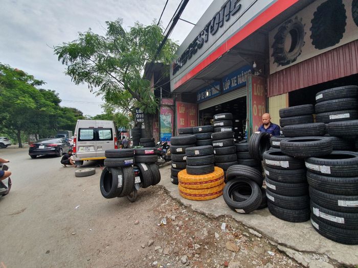 Hình ảnh showroom đa dạng lốp xe tại Lốp Ô Tô Duy Trang