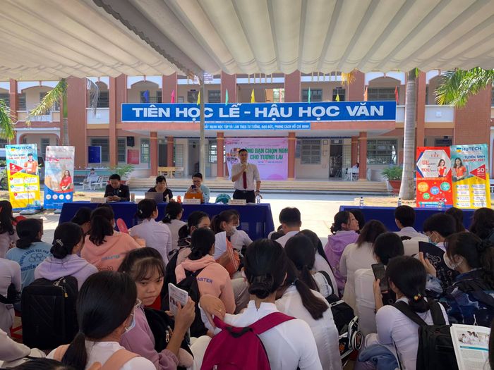 Khuôn viên hiện đại của THPT chuyên Long An