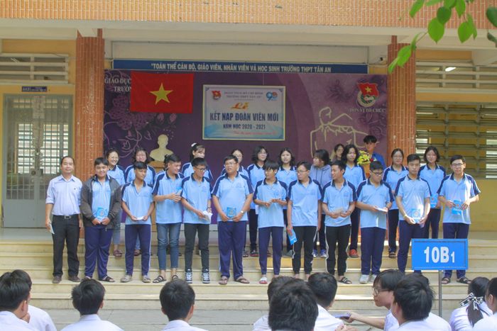 Hình ảnh thứ hai ghi lại những khoảnh khắc đáng nhớ tại ngôi trường THPT Lê Quý Đôn