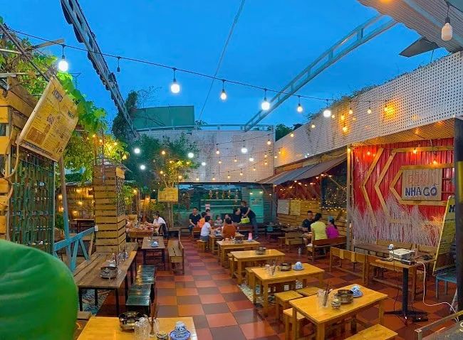 Quán Bò Sốt Nhà Gỗ – Đến để thưởng thức những món ăn ngon và trải nghiệm không gian ấm cúng, độc đáo.