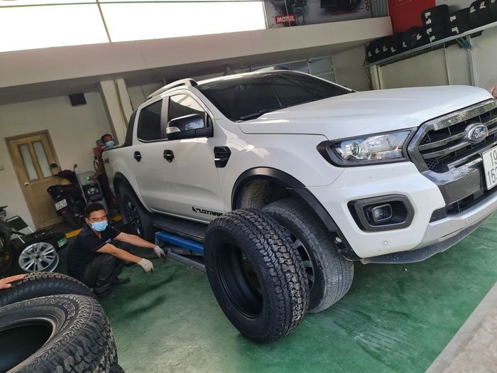 Hình ảnh quy trình kiểm tra lốp chuyên nghiệp tại Thi Lốp