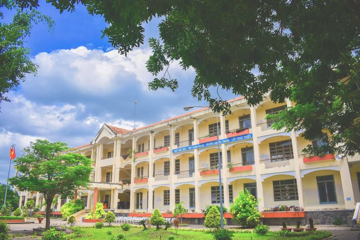 Khuôn viên xanh mát của THPT Cần Đước