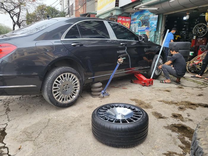 Hình ảnh quy trình thay lốp chuyên nghiệp tại Lốp Tuân Phương