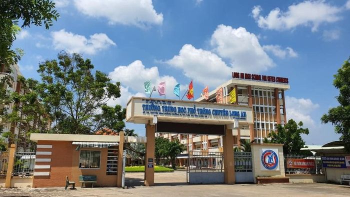 Toàn cảnh THPT chuyên Long An