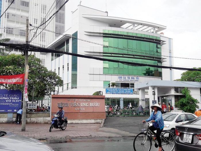 Hình ảnh đội ngũ y bác sĩ chuyên môn cao tại Bệnh viện Ung Bướu TP.HCM