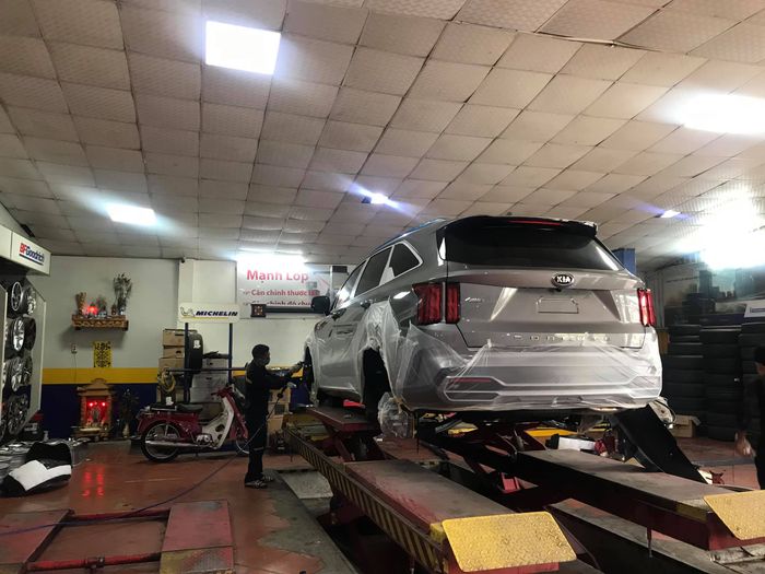 Hình ảnh quy trình thay lốp chuyên nghiệp tại Mạnh Lốp - The Tires Service Center