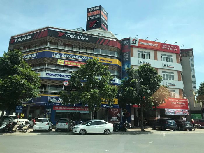 Hình ảnh showroom đầy đủ các dòng lốp cao cấp tại Thái Phương