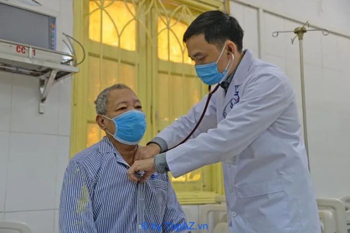 Bác sĩ khám và điều trị tiểu đường tại Hà Nội