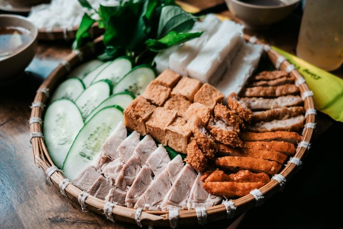 Hình ảnh mẹt bún đậu thập cẩm đặc biệt tại Làng Vòng
