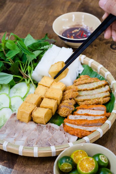 Hình ảnh mẹt bún đậu đầy đặn với 10 vị đặc trưng tại Làng Vòng