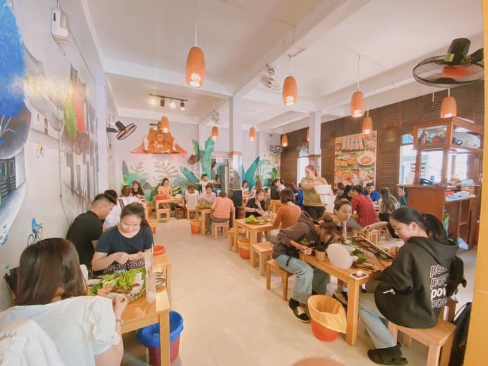 Không gian ấm cúng và mẹt bún đậu đầy đặn tại Quán Đậu