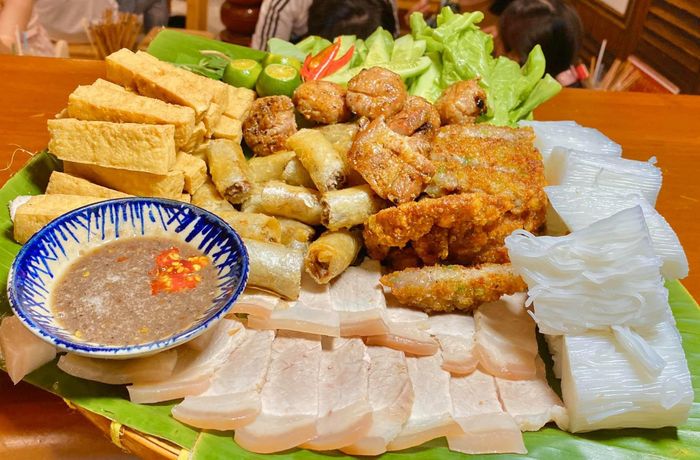Hình ảnh mẹt bún đậu vàng ươm hấp dẫn tại Quán Đậu