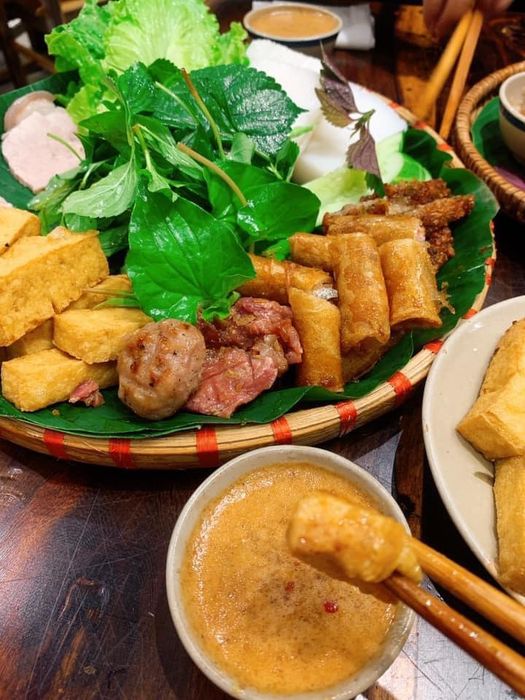 Hình ảnh mẹt bún đậu mắm tôm thơm ngon tại Cô Ba Sài Gòn