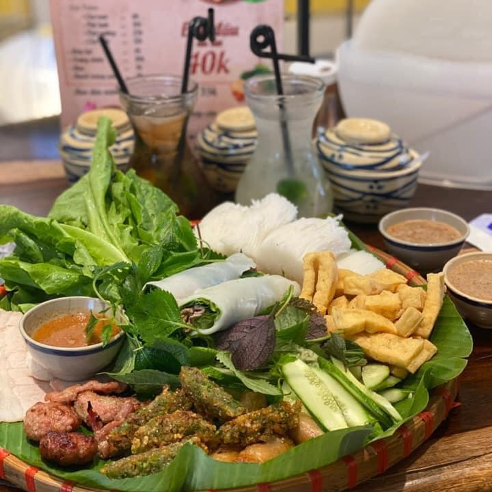 Hình ảnh mẹt bún đậu mắm tôm đầy màu sắc tại Cô Ba Sài Gòn