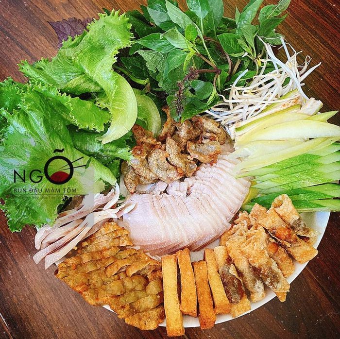 Không gian ấm cúng và mẹt bún đậu hấp dẫn tại Quán Ngõ