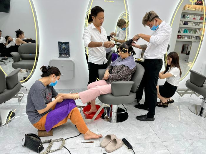 Tiệm Tóc Tuấn Thanh ảnh 2 - Những khoảnh khắc đẹp ghi lại sự hài lòng của khách hàng với kiểu tóc mới ấn tượng