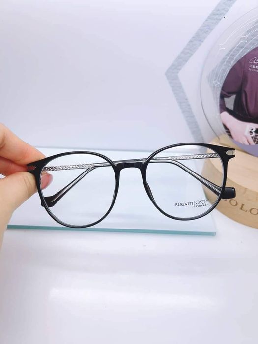 Bộ sưu tập kính thời trang đa dạng tại Mắt kính Điện Biên Phủ