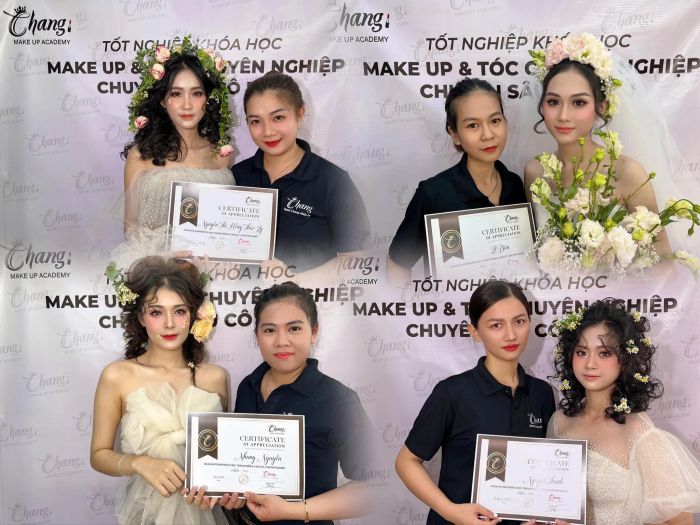 Hình ảnh học viên thực hành kỹ thuật make-up chuyên nghiệp