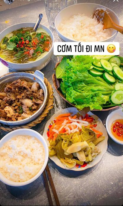 Khám phá góc ảnh thứ hai về Quán bò tơ 6 Hùng - không gian ấm cúng với những chòi lá thoáng mát, nơi lý tưởng để thưởng thức bữa ăn cùng gia đình và bạn bè.