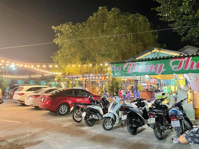 Góc nhìn đầu tiên về Hải Sản Dũng Thắm - không gian sang trọng với những hầm rượu độc đáo được trang trí bằng hàng trăm vỏ chai rượu nghệ thuật.
