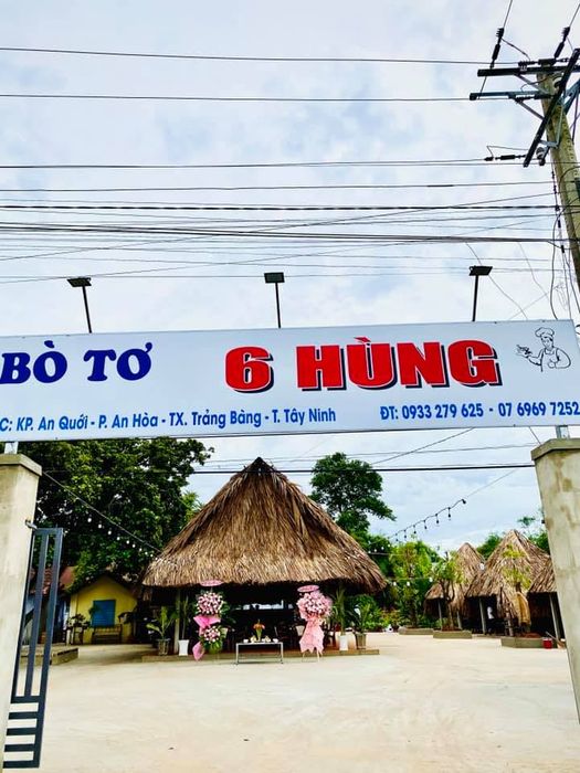 Góc nhìn đầu tiên về Quán bò tơ 6 Hùng - không gian ấm cúng với những mái lá mát rượi, nơi thực khách có thể thưởng thức các món bò tơ đặc sản trong bầu không khí dân dã đậm chất miền quê.