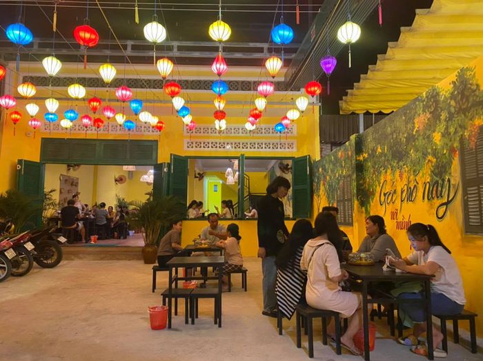 Góc nhìn đầu tiên về Nhà Hàng Góc Phố Hà Nội - không gian mang đậm chất Hà Thành xưa với kiến trúc Bắc Bộ tinh tế, nơi lý tưởng để thưởng thức ẩm thực truyền thống.