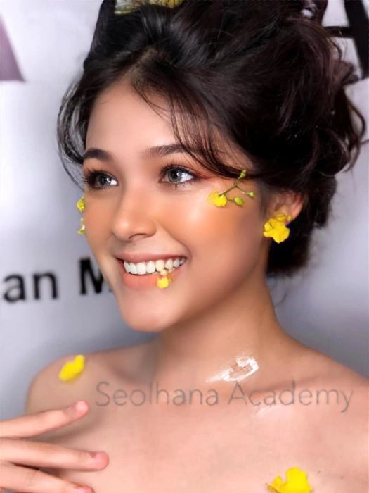 Hình ảnh học viên thực hành kỹ thuật make-up tại Seol Hana