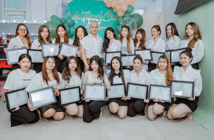 Hình ảnh học viên thực hành kỹ thuật make-up cô dâu