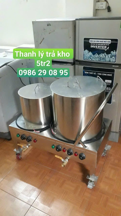 Không gian trưng bày đồ nội thất cũ tại Đồ cũ Thạch Saker
