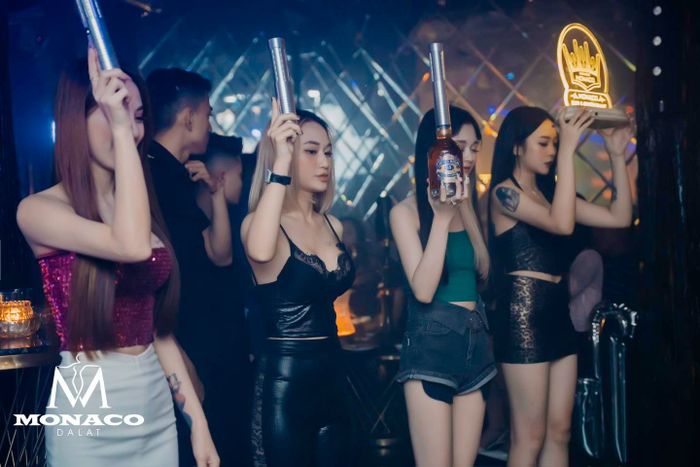 Góc bar sang trọng tại Monaco về đêm