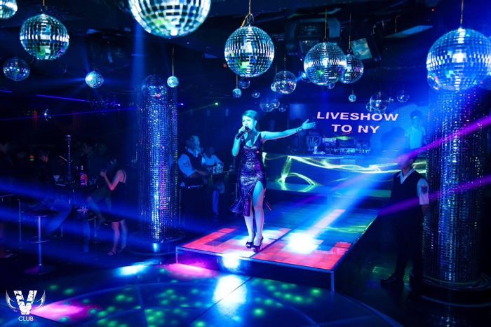 Sàn nhảy hiện đại tại V Club Bar về đêm