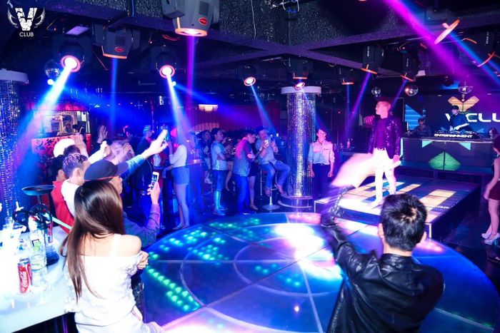 Góc bar cao cấp với view thành phố