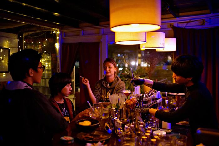 Góc quán nhỏ xinh với ánh đèn mờ ảo