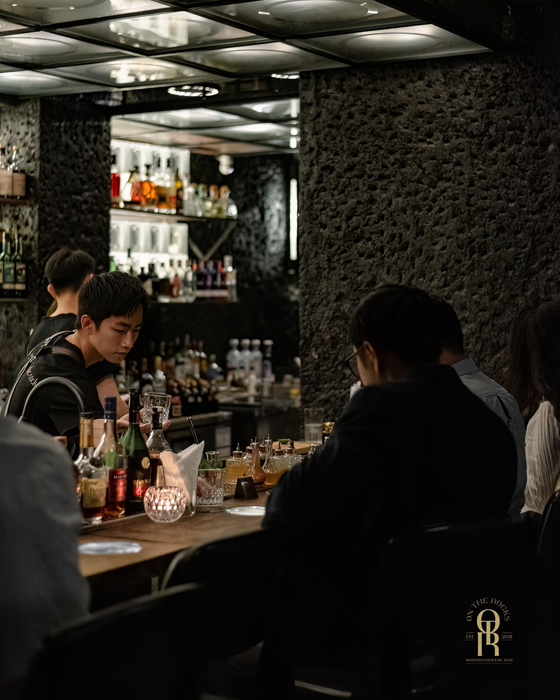 Góc bar sang trọng với ánh sáng hiện đại