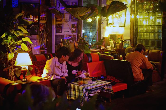 Quầy bar nhỏ xinh với những chai rượu đầy màu sắc