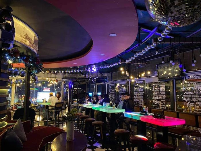 Hình ảnh V Sky Acoustic Bar - góc lãng mạn giữa lòng thành phốt