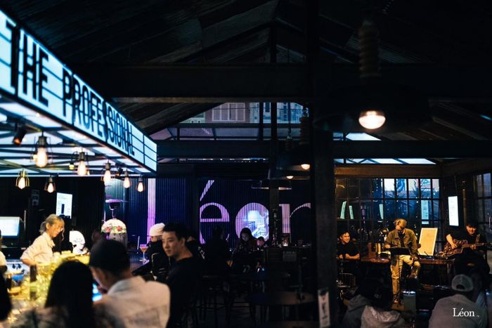 Không gian điện ảnh cổ điển tại Léon Bar