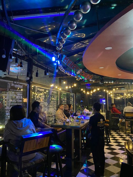 Không gian ấm cúng tại V Sky Acoustic Bar về đêm