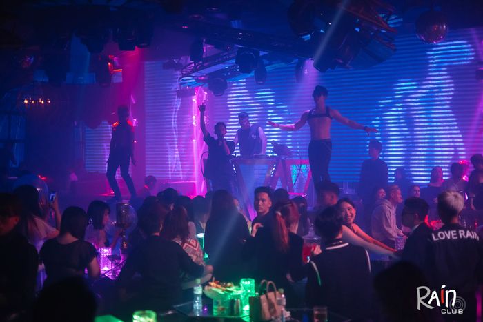 Ảnh không gian sôi động tại Rain Night Club Bar