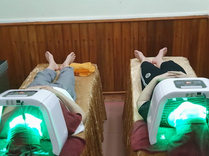Hình ảnh thực tế về quy trình trị liệu chuyên nghiệp và cơ sở vật chất hiện đại tại Spa Hường Hoàng