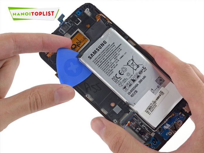 thay-pin-samsung-ha-noi-tai-caremobile-Tripi