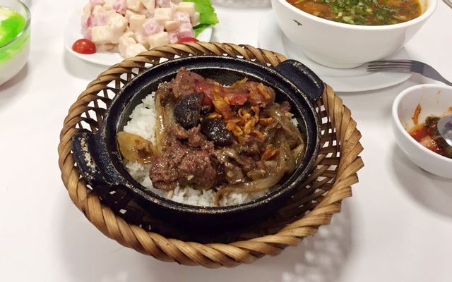 Hình ảnh những niêu cơm vàng ươm đặc trưng tại Cây Bàng