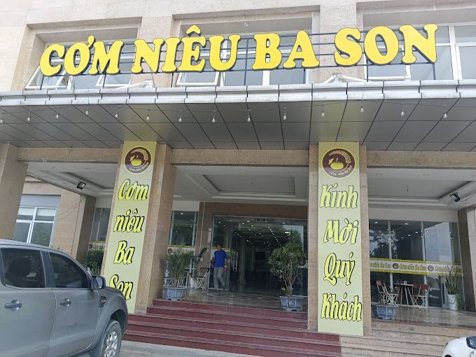 Hình ảnh niêu cơm vàng ươm đặc trưng tại Ba Son