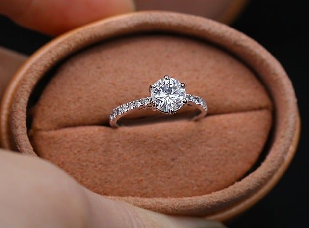 Mẫu nhẫn cầu hôn kim cương lấp lánh khiến trái tim 'người ấy' không thể nào quên