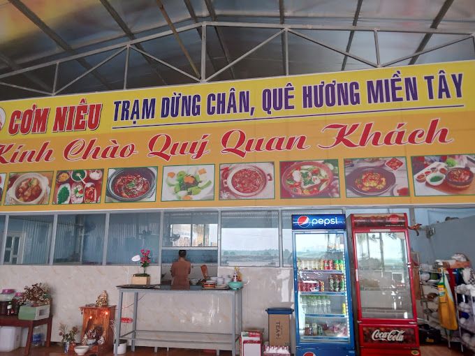 Hình ảnh niêu cơm vàng ươm đặc trưng tại Ăn Là Ghiền